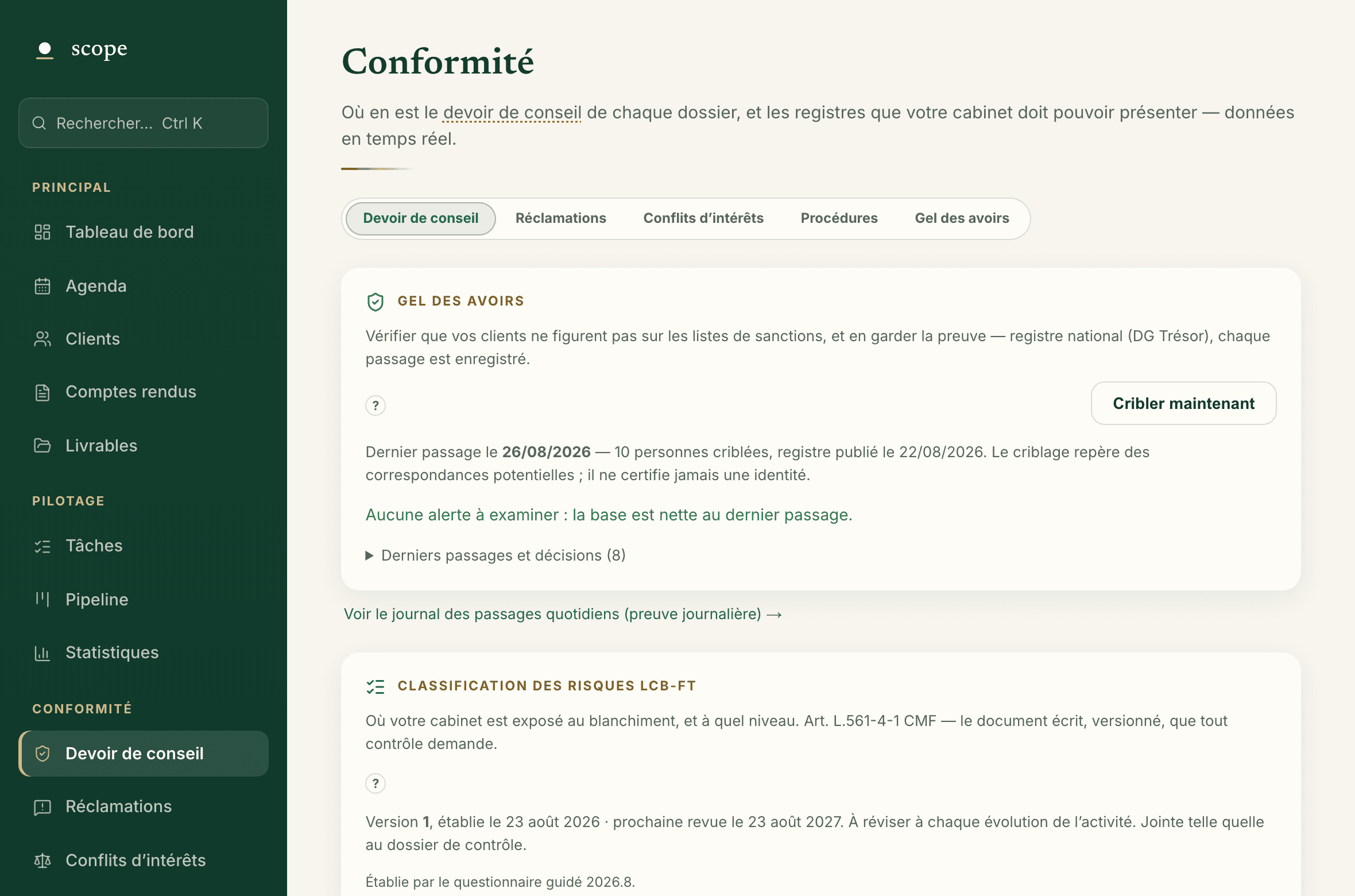 Le cockpit conformité de scope : couverture par foyer, documents manquants et échéances réglementaires citant leurs textes.