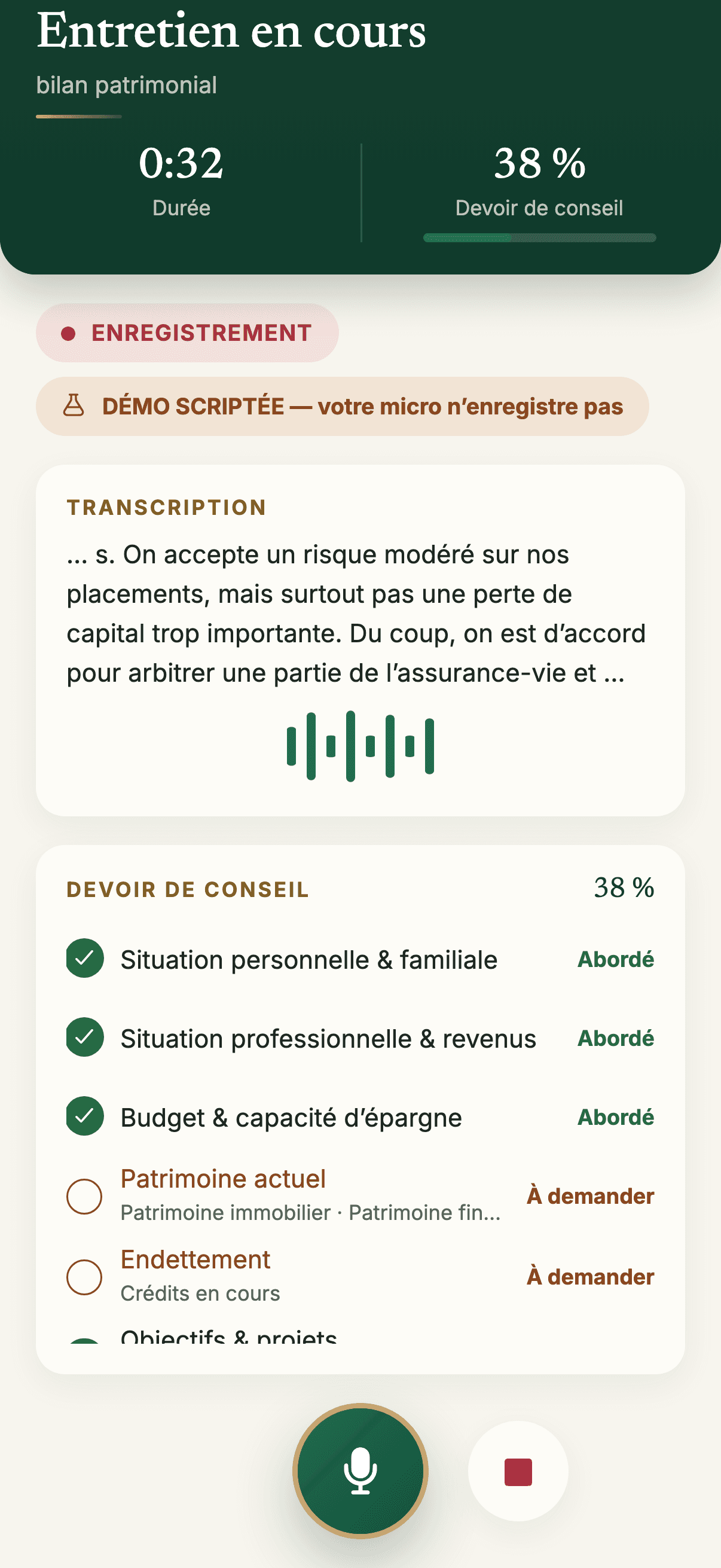L’écran d’entretien de l’app scope pendant un rendez-vous : chronomètre, transcription en cours, couverture du devoir de conseil à 45 %, trois thèmes cochés « Abordé » et « Patrimoine actuel » encore à demander.